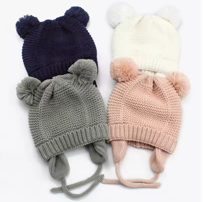 Bonnet Bébé Tricoté à Pompons – Chaleur & Douceur pour l’Hiver